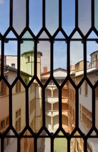 Vue de la Grande cour de Gadagne depuis les fenêtres - © Sabine Serrad, 2014