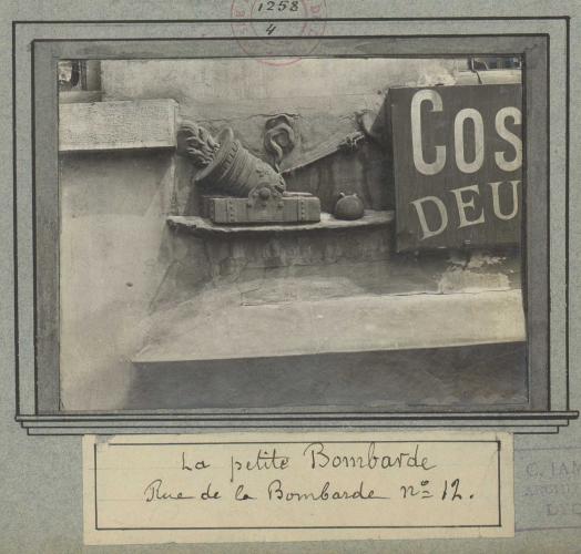 Enseigne de la petit Bombarde au 12 Rue de la Bombarde © Gadagne