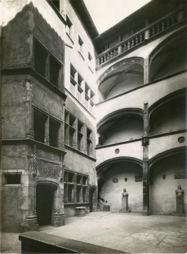 L'édifice Gadagne et sa grande cour vers 1920 - © Gadagne, N° Inv. 1273.1