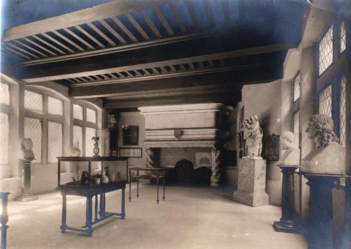 Salle du Musée d'Histoire de Lyon vers 1920 - © Gadagne
