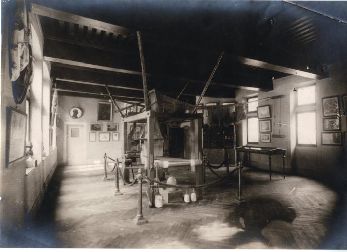 Salle du Musée d'Histoire de Lyon avec le métier à la grande tire vers 1920 - © Gadagne