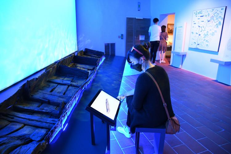 Salle de la prirogue-vivier du 16e siècle - Exposition Les Pieds dans l'eau du MHL