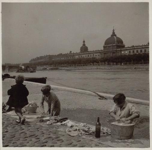 Femmes lavant du linge sur les quais, 20e Photo Blanc et Demilly