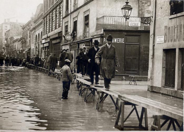 Passerelle de bois, Guillotière, 1928 © Le Progrès