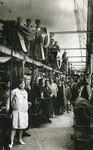 L’atelier des tissus façonnés aux Soieries Bonnet, à Jujurieux dans l’Ain. Carte postale. Vers 1930. Collection des Musées de l’Ain. Photographie © Angèle Corne