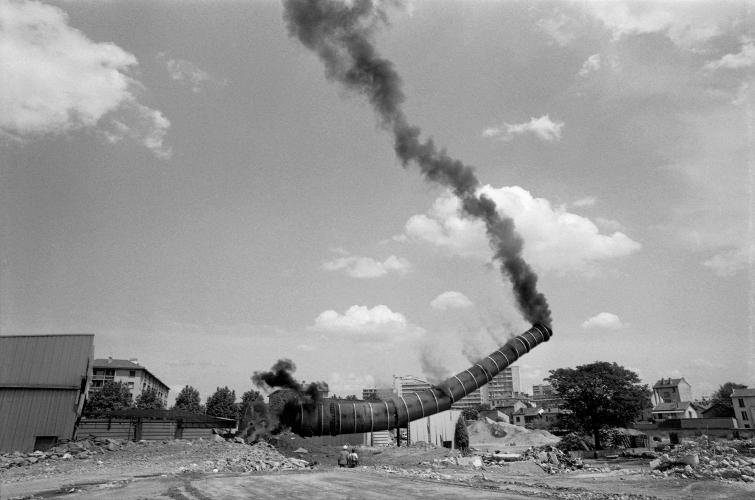 Démolition de la cheminée de l’usine des conserveries de fruits Lenzbourg, à Lyon 8e, en 1991. Collection de la Bibliothèque municipale de Lyon. Photographie © C. Essertel