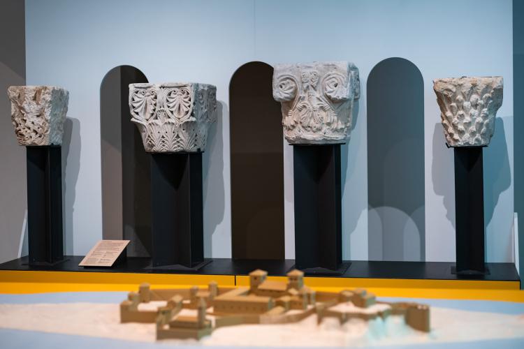 Vue de l'exposition Merveilleux Moyen Âge