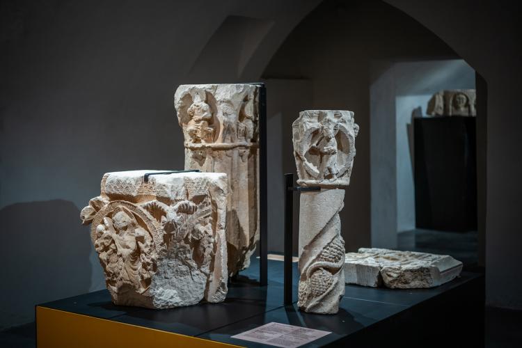 Vue de l'exposition Merveilleux Moyen Âge