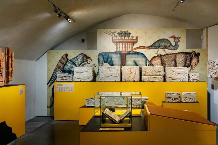 Vue de l'exposition Merveilleux Moyen Âge