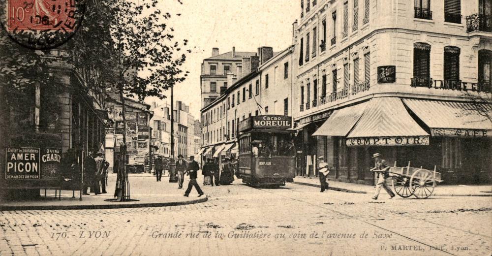 Carte postale, grande rue de la Guillotère au coin de l'avenue de saxe, Lyon 7e