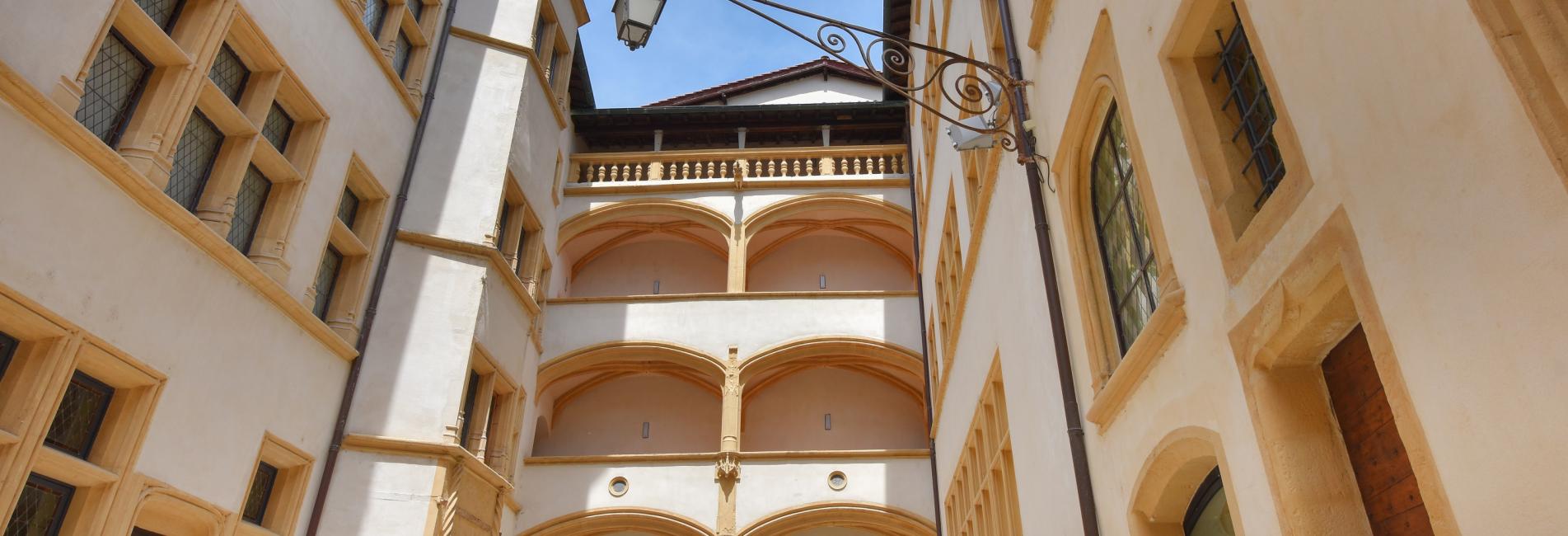 Grande cour de Gadagne - © Sabine Serrad, 2014