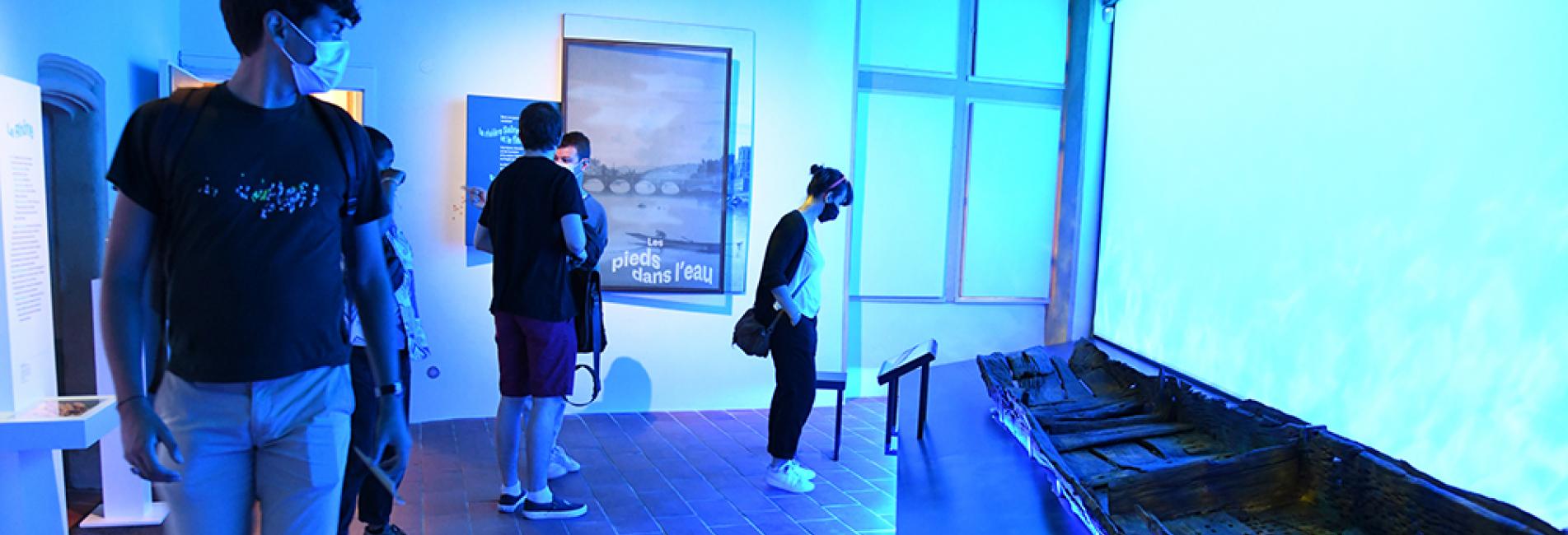 Salle de la pirogue-vivier du 16e siècle - Exposition les Pieds dans l'eau du MHL