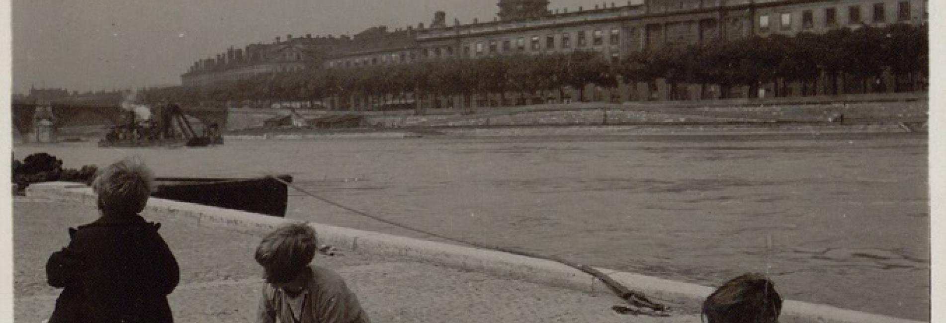 Femmes lavant du linge sur les quais, 20e Photo Blanc et Demilly