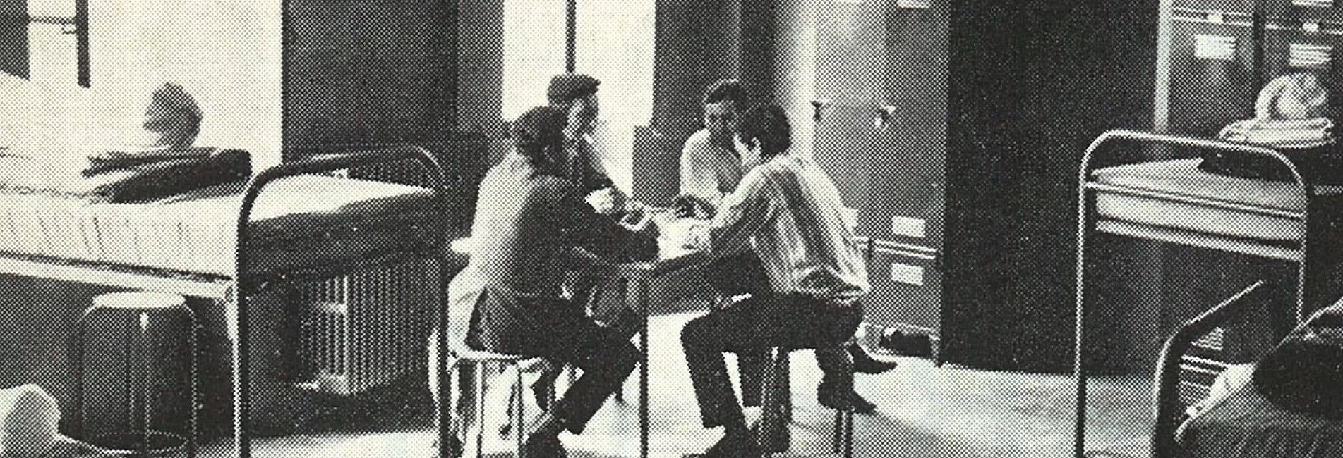 Dortoir dans le foyer de la Rosière à Lyon 8e, 1956 © Archives ARALIS