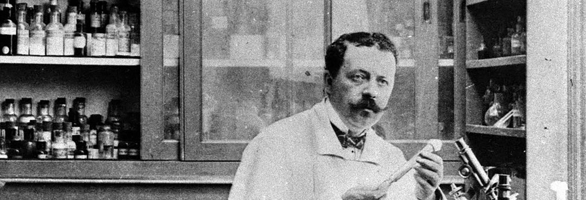 Marcel Merieux dans son laboratoire - Photo Ffondation Merieux