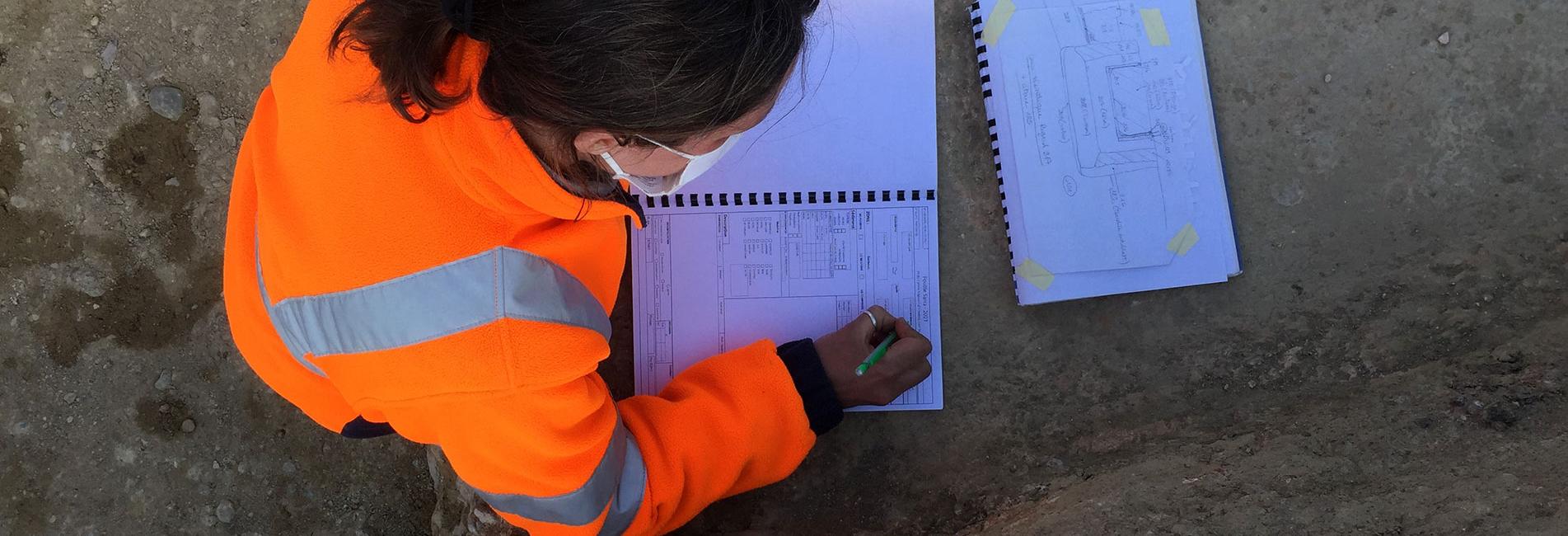 Archéologue sur un chantier