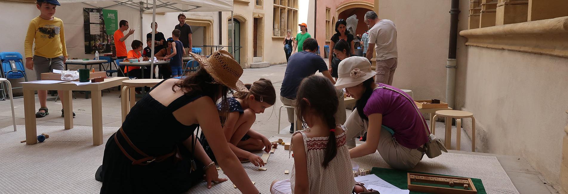 jeux dans la grande cour