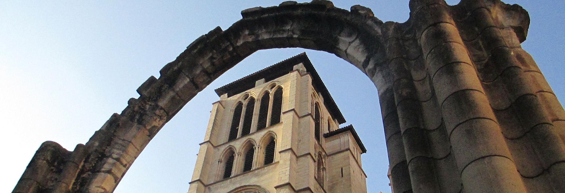 Vue du jardin archeologique avec la cathédrale Saint-Jean en fond