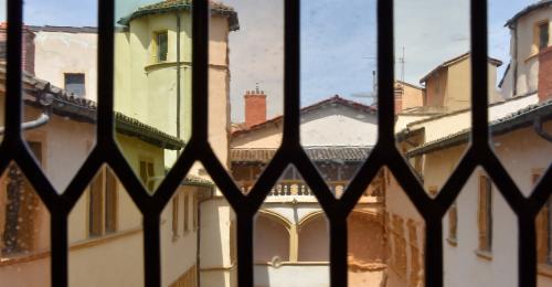 Vue de la Grande cour de Gadagne depuis les fenêtres - © Sabine Serrad, 2014