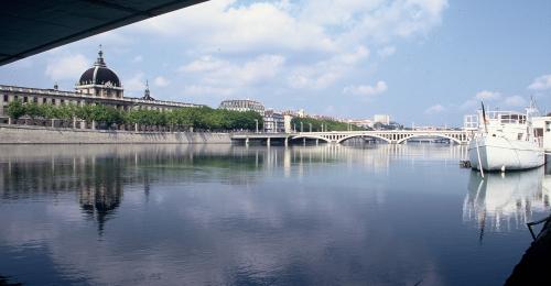 Vue des Berges du Rhône - © Frédéric Guignard-Perret, 2002