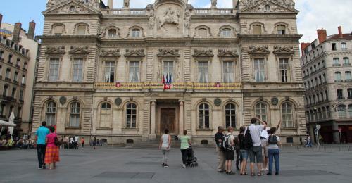 Balade urbaine devant l'Hôtel de Ville - © Gadagne, 2014