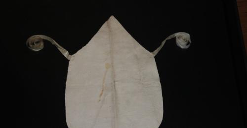 Tablier au grade d’apprenti Inv. 813.b.10 : Musée d’Histoire de Lyon – Gadagne