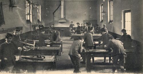 -	Atelier de l’école Jeanne d’Arc (Lyon – Bellecombe), carte postale, début 20e siècle, fonds Dufier