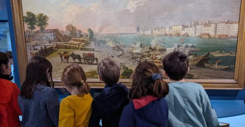 Activité enfants dans l'exposition Les pieds dans l'eau