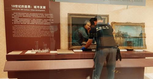 Montage de l’exposition Lyon au 18e siècle au musée national de la soie à Hanghzou