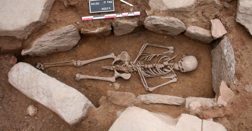 Inhumation en coffrage d’une femme tenant un poignard (680-821 de notre ère). Fouille de l’Antiquaille, Direction archéologique de la Ville de Lyon (Hofmann 2019)