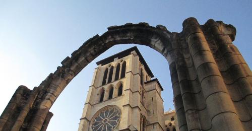 Vue du jardin archeologique avec la cathédrale Saint-Jean en fond