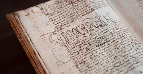 Vue d'une page du cartulaire manuscrit "Notice de fondation de l'Ile-Barbe"