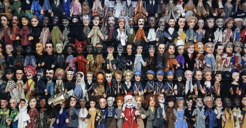 Mur de marionnettes au Théâtre Guignol de Lyon
