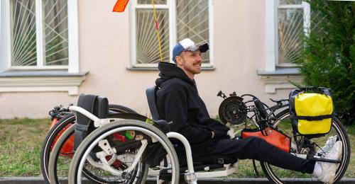 Personne sur un vélo adpté