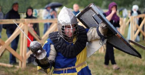 Enfant déguisé en chevalier