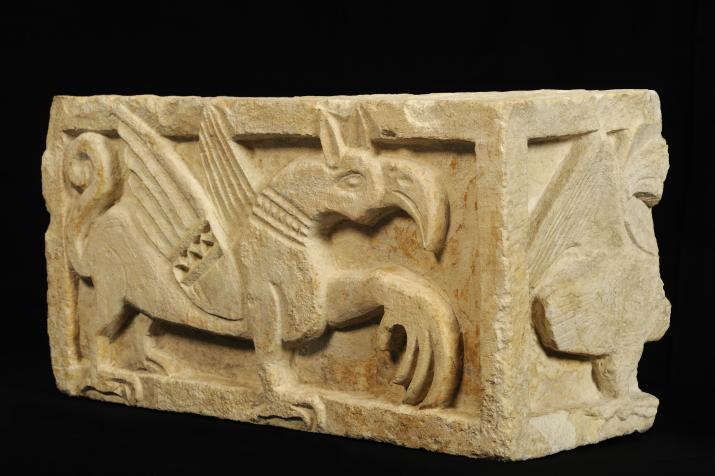 Bas-relief représentant un griffon et un aigle - © Xavier Schwebel