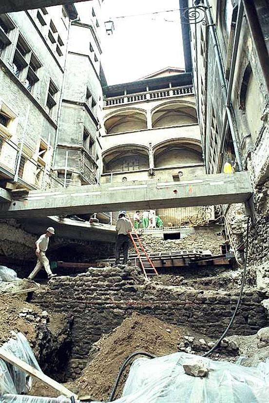 Fouilles de la Grande Cour de Gadagne en 2004 - © Gadagne