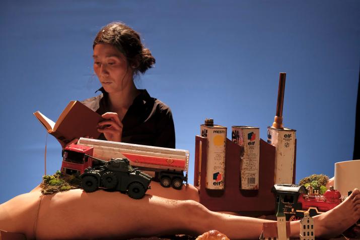 Vue du spectacle La Conquête, Compagnie à - Photo Jef Rabillon