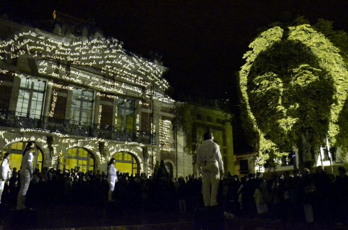 Projection sur une façade, Compagnie les Rémouleurs
