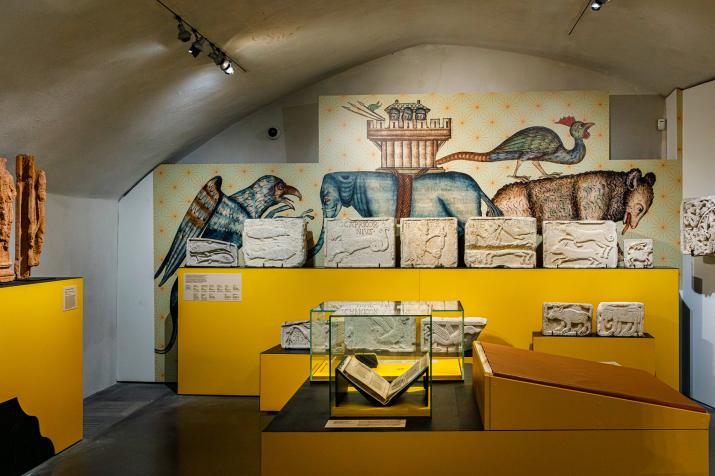 Vue de l'exposition Merveilleux Moyen Âge