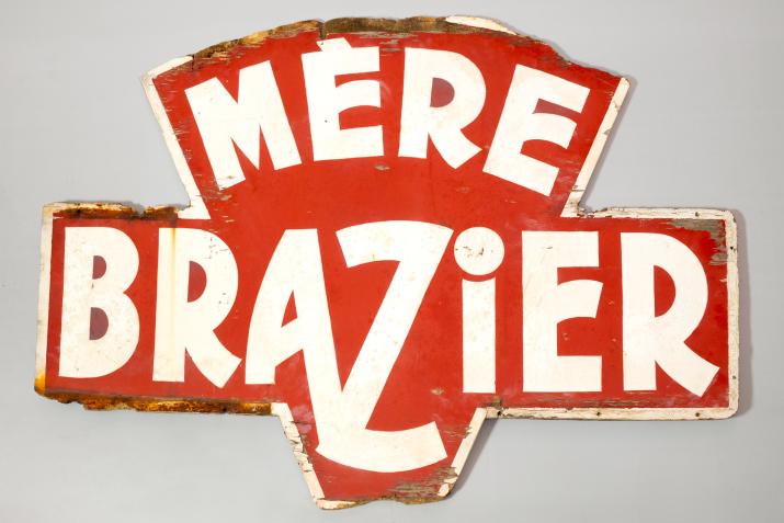 Enseigne historique du restaurant La Mère Brazier, 12 rue Royale, bois contreplaqué peint