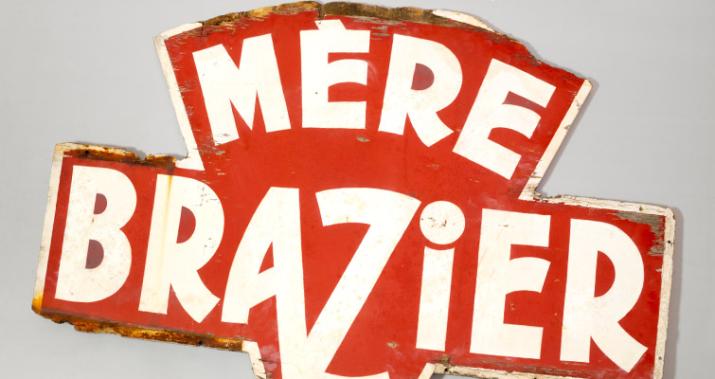 Enseigne historique du restaurant La Mère Brazier, 12 rue Royale, bois contreplaqué peint