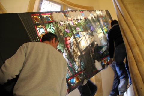 Montage du vitrail Louise Labbé au MHL - Gadagne - © Gadagne, 2013