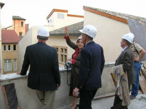 Visite du chantier de rénovation en 2005 par Simone Blazy, directrice de Gadagne - © Gadagne, 2005