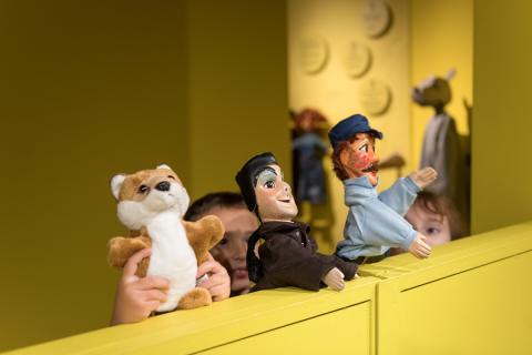 Manipulation de marionnettes dans la salle du castelet du MAM